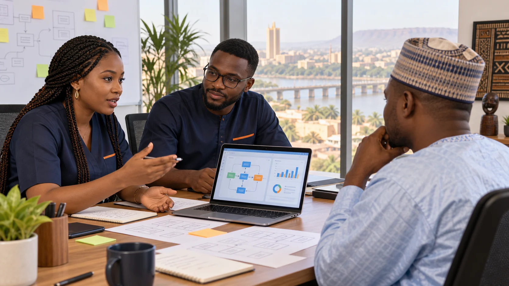 Consultants Omega échangeant avec un client sur ses processus et sa future application métier