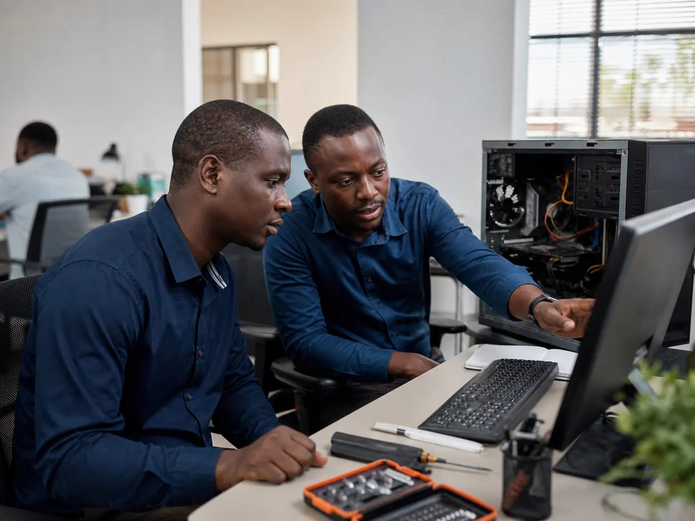 Technicien Omega accompagnant un utilisateur sur son environnement informatique
