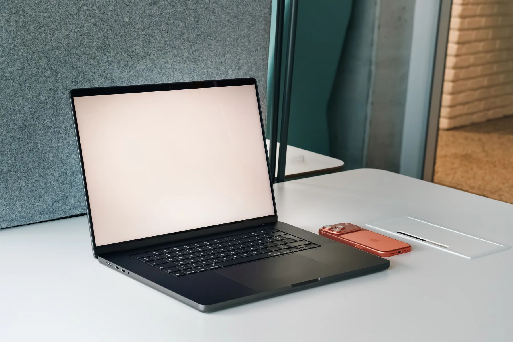 Ordinateur portable et smartphone prêts à accueillir une application métier adaptée